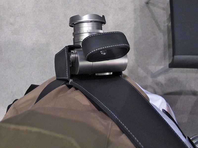 <b>ショルダーホルスターを装着し、ユーザーの目線から撮影したところ</b>