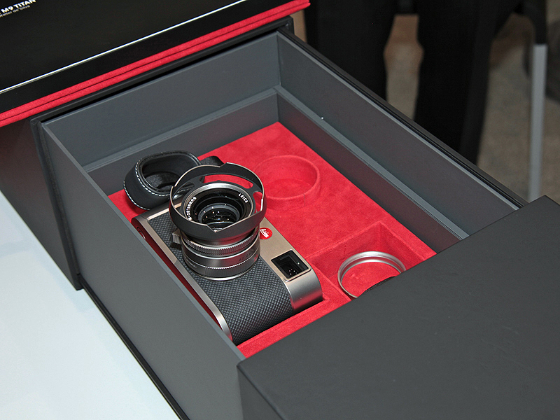 <b>製本技術を用いて製作したというケースに収めて出荷する</b>