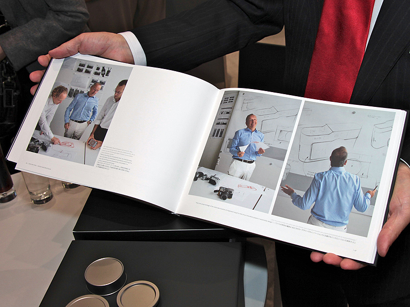 <b>M9チタンの誕生秘話、デザインスケッチ、製作風景、デザイナーへのインタビューなどを収録したストーリーブックも付属</b>