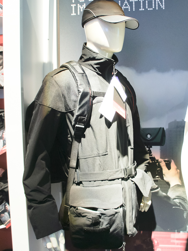 <b>マンフロットから登場するアパレル製品の第1弾。ジャケット（左）、ベスト（右）、ポンチョ（下）の3種類を用意する</b>