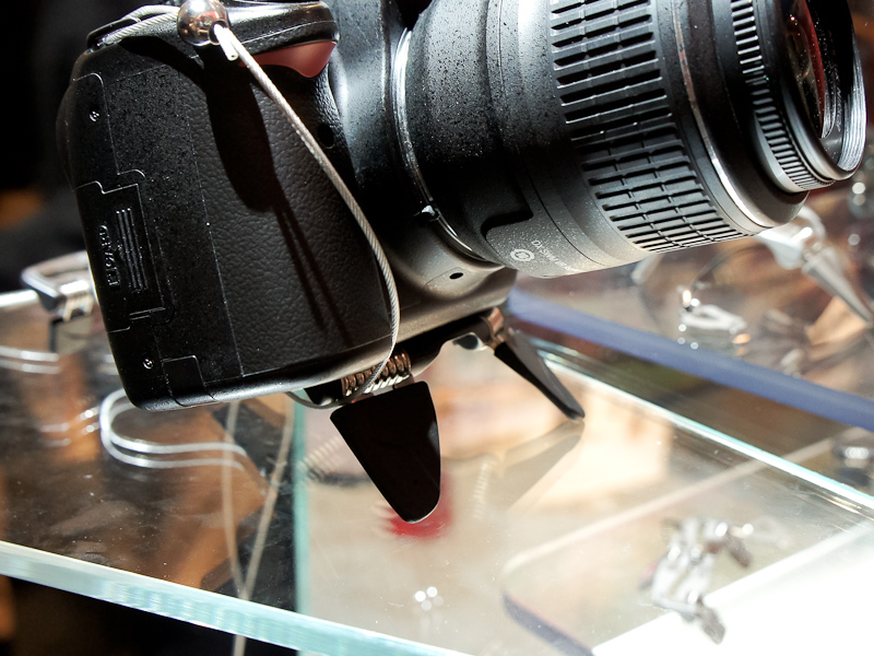 <b>一眼レフカメラ向けで、大きな一眼レフでも安定して設置できる</b>