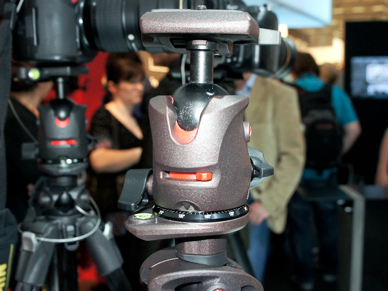 <b>雲台下部の赤いスイッチをずらすと、縦位置撮影時にカメラが90度の位置でぴったり止まるようになる</b>