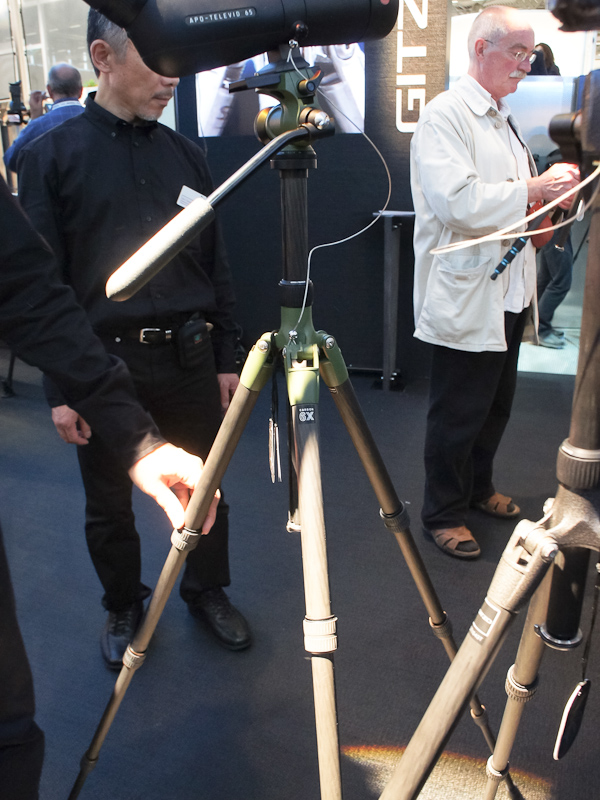 <b>ジッツオのSafariシリーズでは、野鳥観察などで緑に隠れられるようにカラーリングも配慮。足のロック部には、砂が入り込まないような配慮もされている</b>