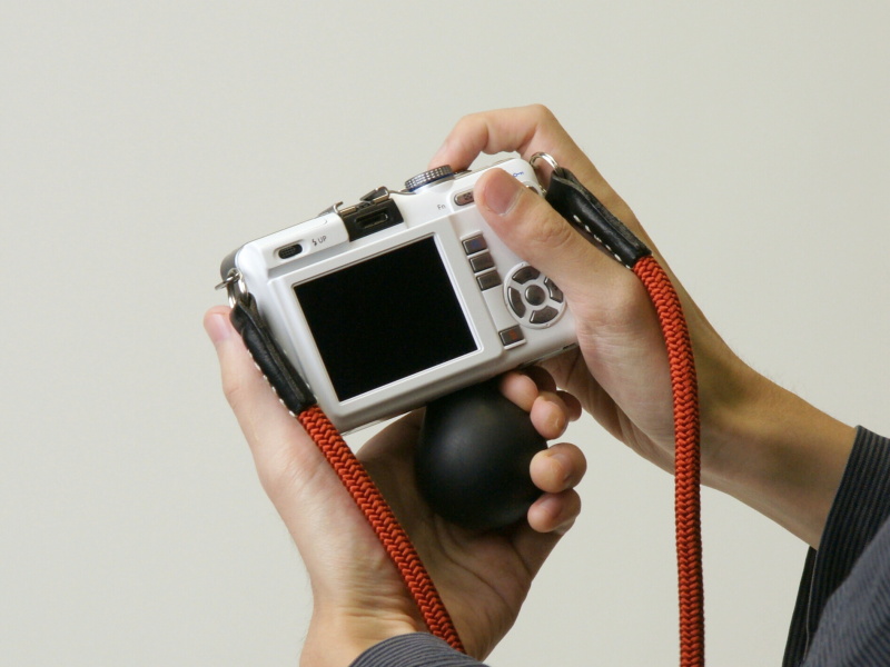 <b>ピントや絞りを操作する必要がないので、この持ち方がちょうどよかった</b>