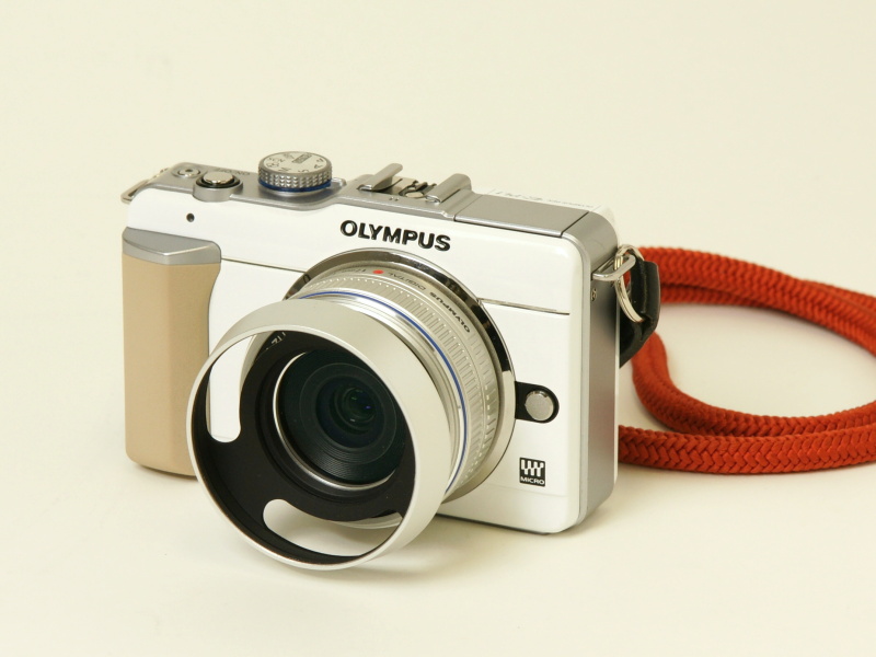 <b>ユーエヌのクラシックメタルレンズフード37mmを装着。ハクバのMCレンズガードフィルター37mmも重ねている</b>