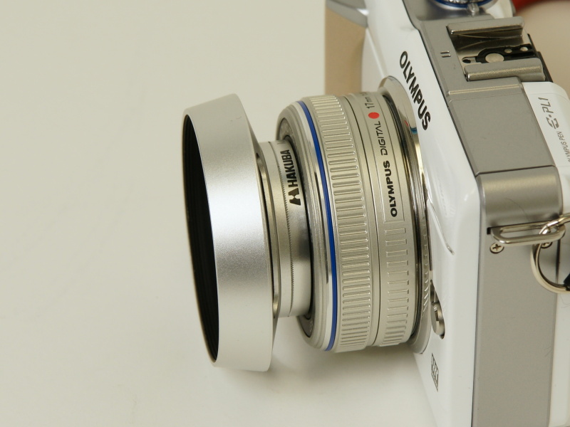 <b>プロテクトフィルターとレンズフードの重なり具合。プロテクトフィルターだけでは見た目にどうしても違和感があるので、思い切って大げさにした</b>