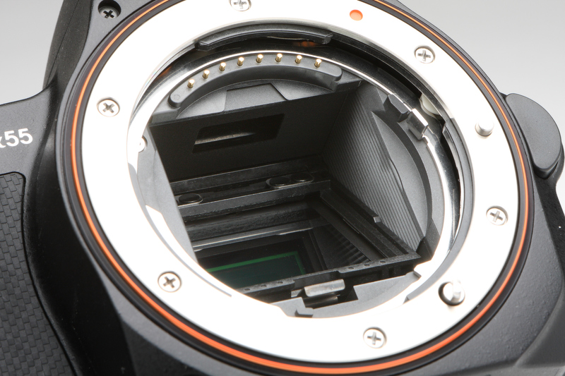 <b>本来ならファインダースクリーンのあるミラーボックス上部の四角い開口部の奥にAFセンサーが備わる</b>