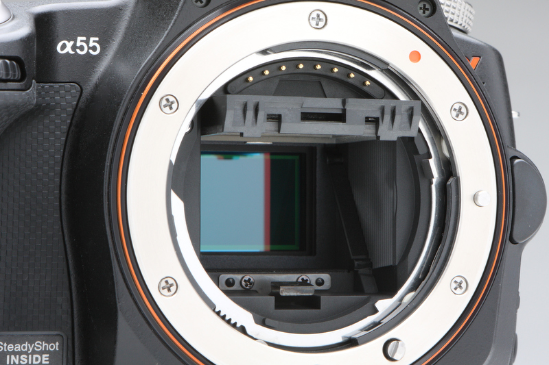 <b>イメージセンサー清掃のためにハーフミラーを跳ね上げることができる。この状態でのレンズの装着はできない</b>