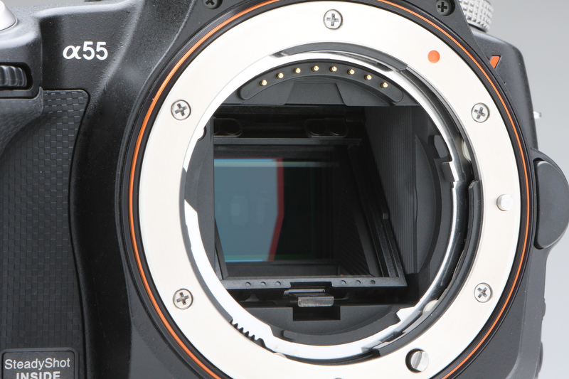 <b>ハーフミラーによってレンズから入ってきた光の一部をミラーボックス上部のAFセンサーに導く。ハーフミラーの光っている部分に、AFセンサーの影が薄く映っている</b>