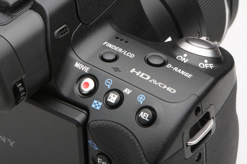 <b>α550の独特なシェイプから一般的なシェイプとなった軍艦部。動画撮影ボタンが新たに加わる</b>