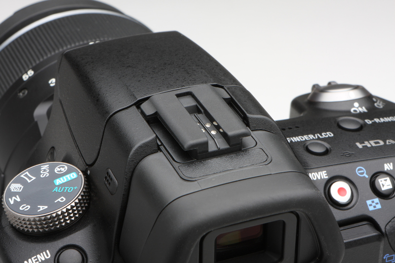 <b>これまでのαシリーズ同様、独自の形状のアクセサリーシューを採用する</b>