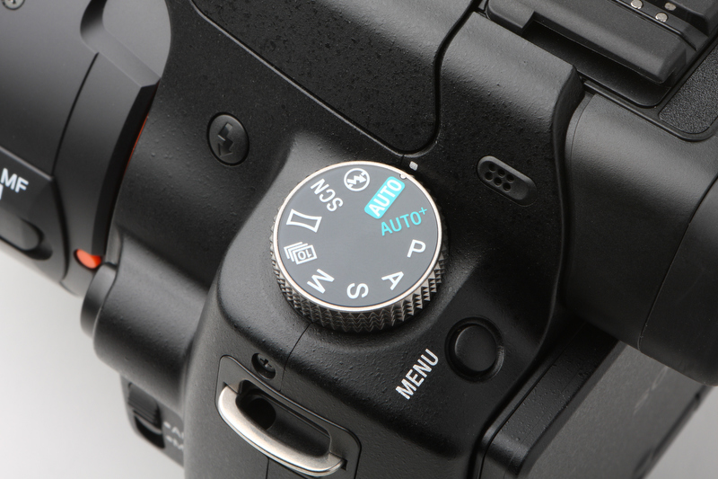 <b>撮影モードには「AUTO」のほか「AUTO+」が加わった。シーン認識の幅が広く、自動制御される設定の多いモードだ</b>