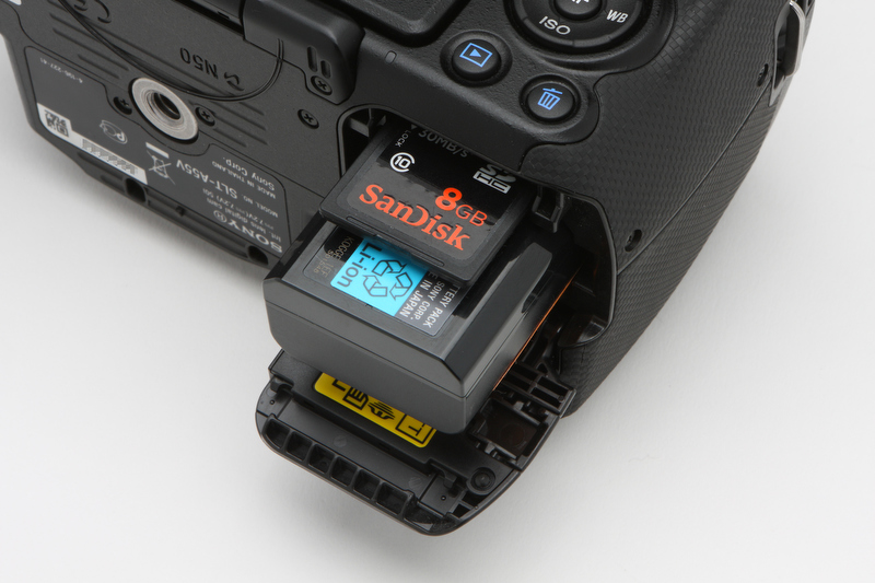 <b>メモリーカードスロットはバッテリーボックス内に備わる。SD/SDHC/SDXCカードのほか、メモリースティック（PROデュオ/PRO-HGデュオ）も使用可能</b>