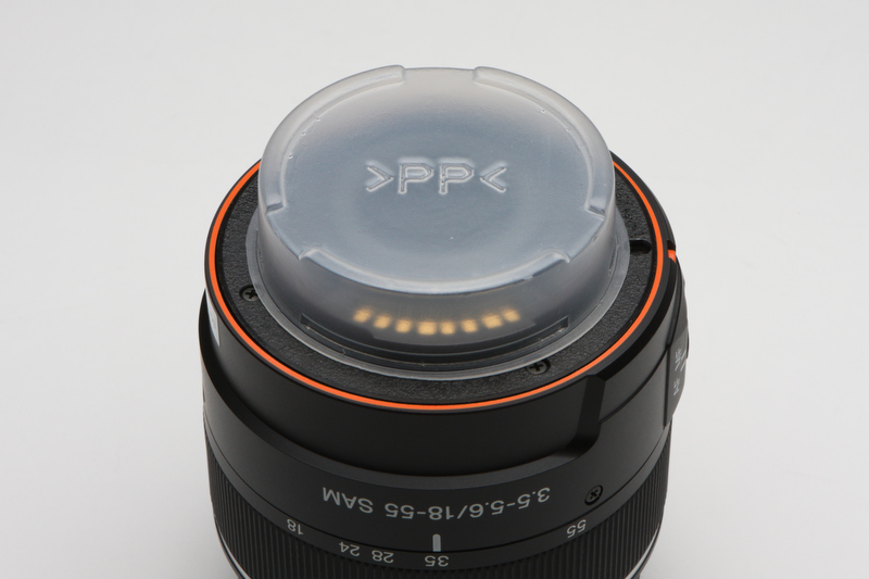 <b>レンズキットとして付属するDT18〜55mmF3.5-5.6 SAMのエンドキャップはちょっとお粗末</b>