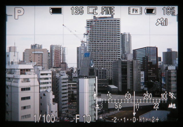 <b>EVFの画面表示。3つから選択できる。右から基本情報表示、水準器表示、情報表示あり</b>