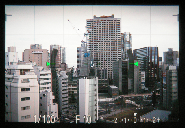 <b>EVFの画面表示。3つから選択できる。右から基本情報表示、水準器表示、情報表示あり</b>