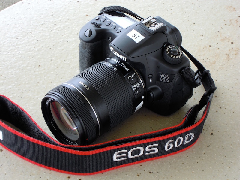 <b>借用したEOS 60DとEF-S 18-135mm F3.5-5.6 IS。ストラップは最初からついていた</b>