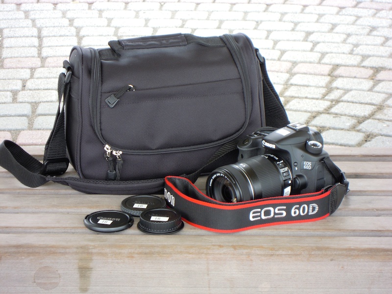 <b>受け取ったカメラバッグ、EOS 60D、レンズ、キャップ類。ほかにバッテリー、充電器、説明書が含まれる</b>