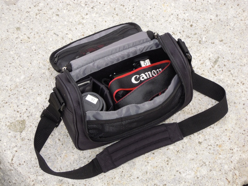 <b>EOS 60Dとレンズを収納したところ。仕切りを動かせば、レンズを装着したままでも収められる</b>