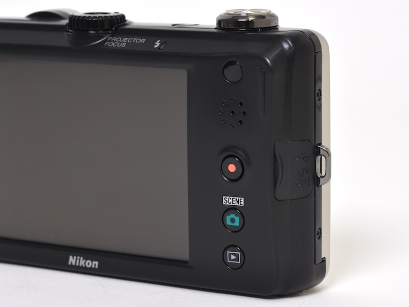 <b>背面の操作部。タッチパネル式の液晶モニターを採用するため、物理的な操作部は少ない</b>