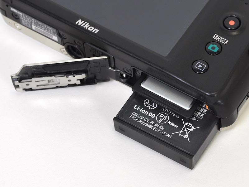 <b>バッテリーと記録メディア室</b>