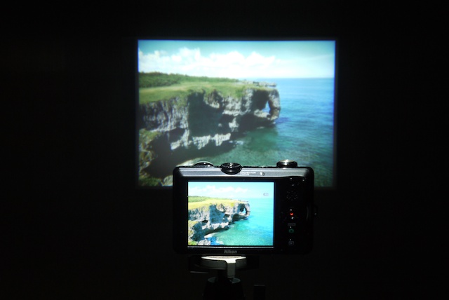 <b>三脚に取り付けた状態でプロジェクターを投影</b>