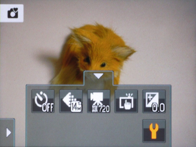 <b>らくらくオート撮影の設定項目。変更可能な項目はシンプル</b>