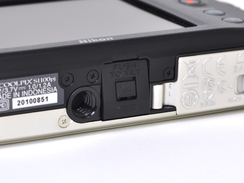 <b>底面にプロジェクター脚を備える</b>