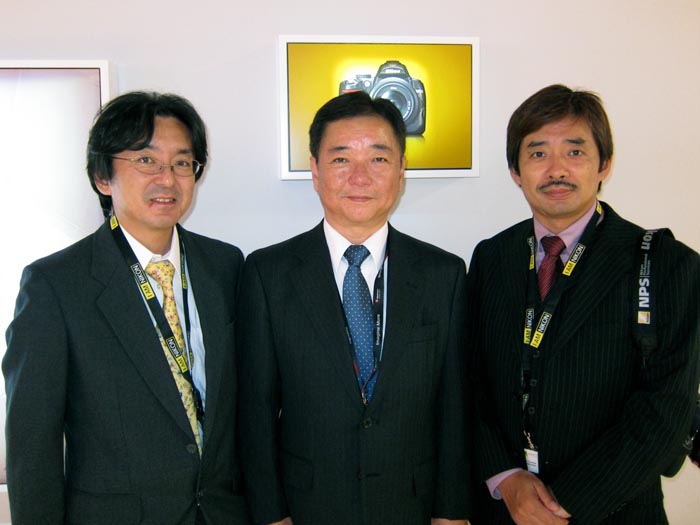 <b>左から開発本部第一設計部第二設計課マネジャーの村上直之氏、映像カンパニー マーケティング本部 第一マーケティング部 ゼネラルマネジャーの笹垣信明氏、開発本部第二設計部第二設計課マネジャーの泉水隆之氏</b>