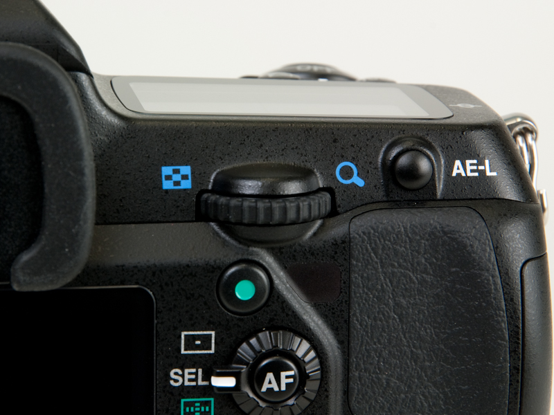 <b>背面操作部・両肩部分はK-7から変更なし</b>