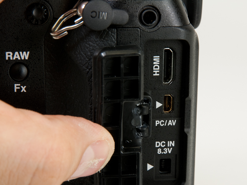 <b>外部端子（上からマイクロフォン端子、miniHDMI端子、PC/AV端子、DC入力端子）</b>