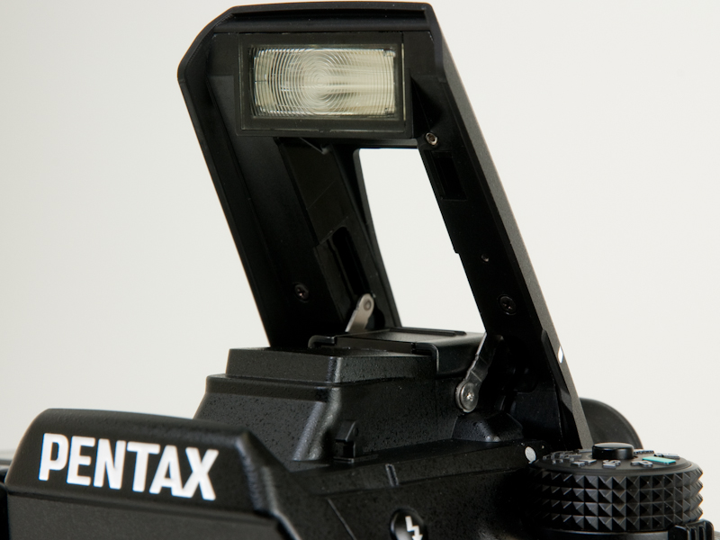 <b>内蔵ストロボをポップアップさせたところ</b>