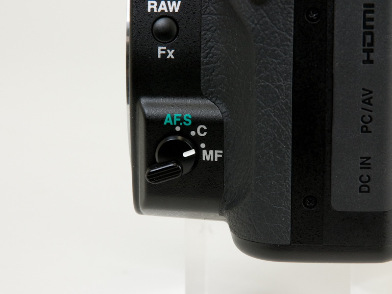 <b>フォーカスモードレバー。左がK-5、右がK-7</b>