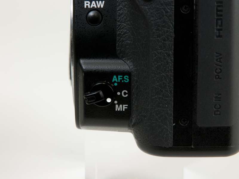 <b>フォーカスモードレバー。左がK-5、右がK-7</b>