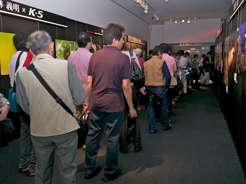 <b>オープン前には来場者が列をなした</b>