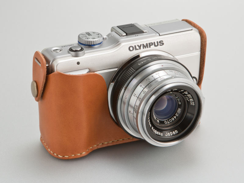 <b>ヌメ革がグリップ全体を覆い、E-PL1の印象を刷新してくれる。白ステッチがよいアクセントだ</b>