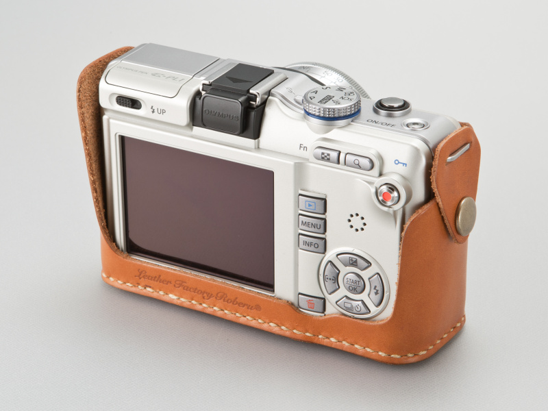 <b>ボディ背面は大きく空き、すべての操作ボタンが隠れないようにカッティングしてある</b>