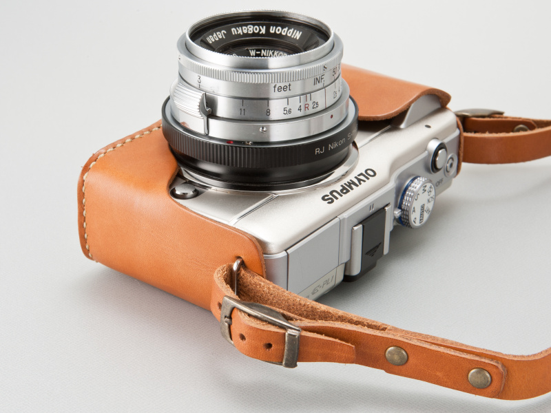 <b>ストラップを通すことで、ボディとケースを固定する。遊びが少なくフィット感も良好だ</b>