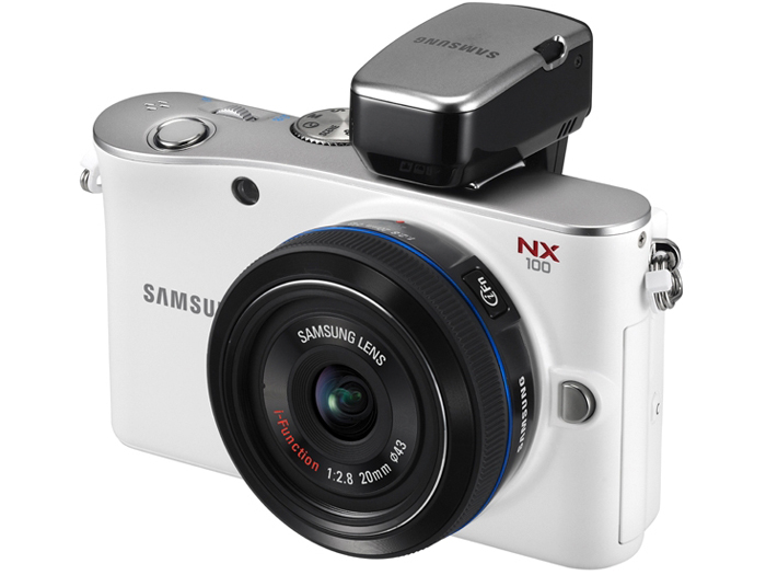 <b>NX100。装着レンズはiFnボタンを装備する20mm F2.8</b>