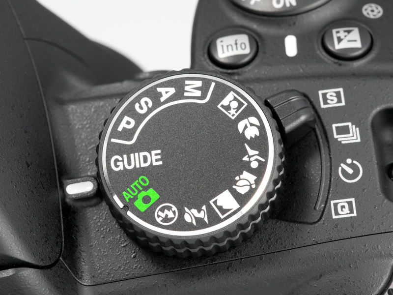 <b>モードダイヤルの内容はD3000と同じ。基部にレリーズモードセレクターが新しく装備された</b>