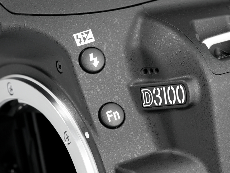 <b>D3000ではセルフタイマーボタン兼ファンクションボタンだったのが、本機では単独のファンクションボタンになった</b>