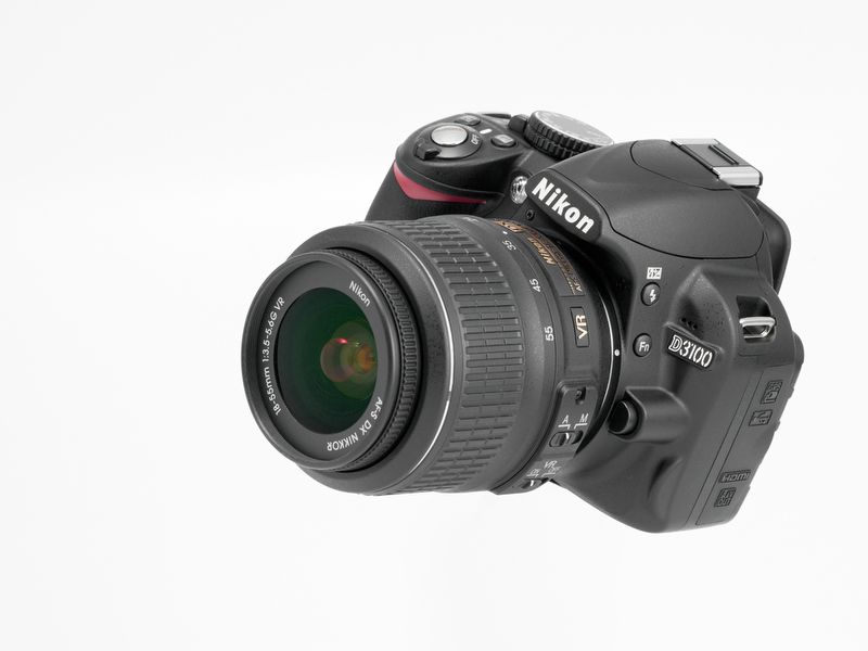 <b>レンズキットに同梱のAF-S DX NIKKOR 18-55mm F3.5-5.6 G VR。他社の同様の製品がが200g前後なのに比べて263gと重めなのが難点</b>