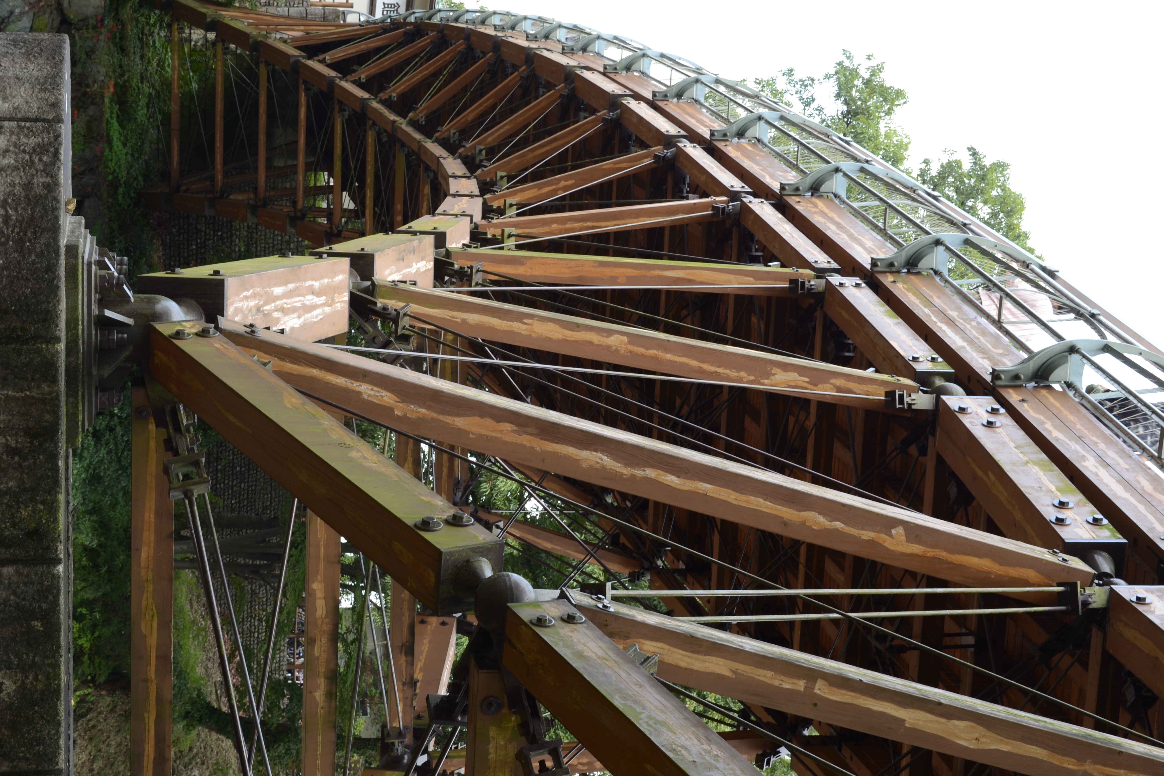 <b>木材と鋼材を組み合わせた橋桁が描く曲線がおもしろくて撮ってみた<br>D3100 / AF-S DX NIKKOR 18-55mm F3.5-5.6 G VR / 4,608×3,072 / 絞り優先AE / 1/15秒 / F11 / 0.3EV / ISO100 / WB:晴天 / 42mm（63mm相当）</b>