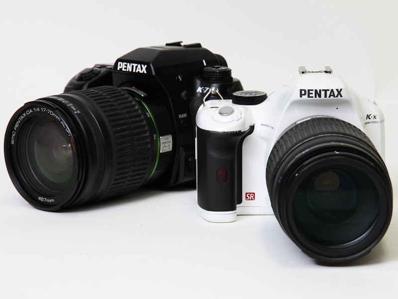 <b>取材用の組み合わせ。DA 55-300mm F4-5.8 ED+K-x（右）とDA 17-70mm F4 AL [IF] SDM+K-7（左）</b>
