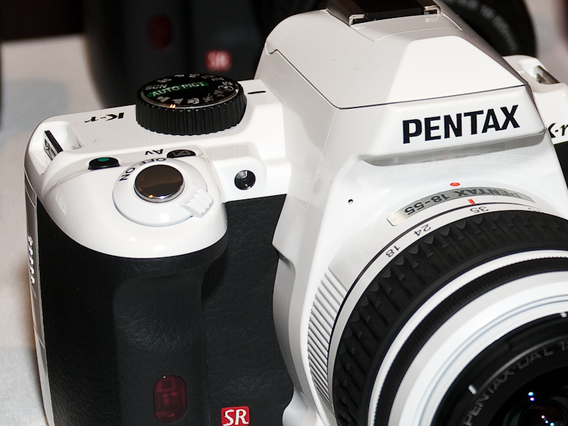 <b>K-rの補助光ライト（左）とK-7の補助光ライト（右）。どことなくK-7の面影が見て取れる</b>