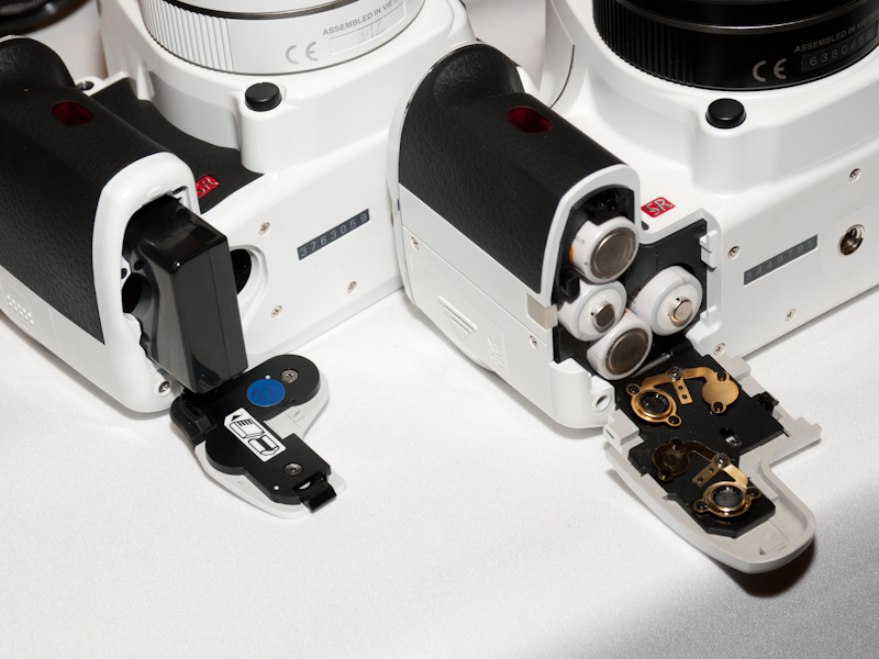 <b>K-r（左）ではリチウムイオン充電池D-LI109と単3電池の両方を利用可能になった。（別売りの電池ケースが必要）</b>