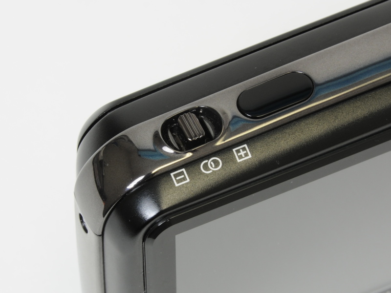 <b>視差調整レバーを上面に配置</b>