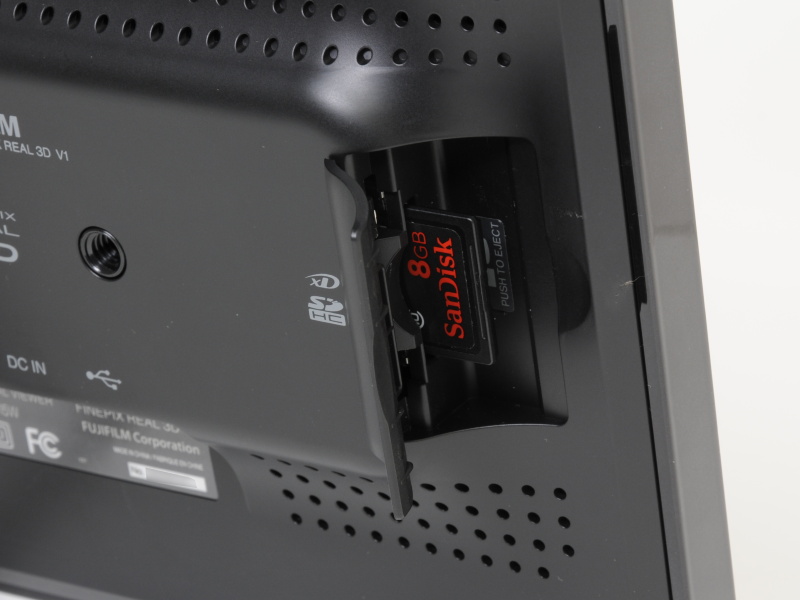 <b>スロットはSDHC/SDメモリーカードとxDピクチャーカードに対応</b>