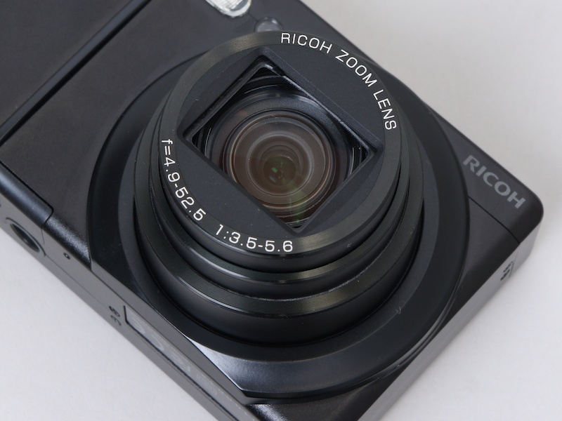 <b>28−300mm相当の光学10.7倍ズームレンズを搭載</b>