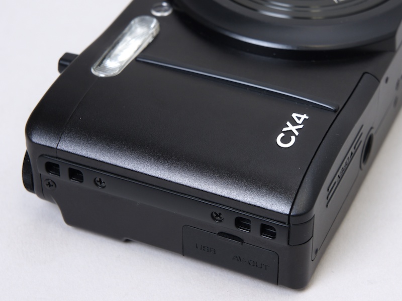 <b>優美な曲線を描くグリップのライン。CX2とCX3まであったラバー素材がなくなったのは、旧モデルユーザーにとって痛し痒しか</b>